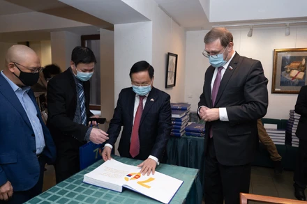 Đại sứ Ngô Đức Mạnh giới thiệu sách cho độc giả.