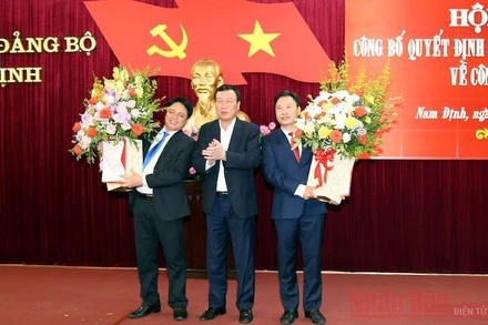 Đồng chí Đoàn Hồng Phong, Bí thư Tỉnh ủy Nam Định tặng hoa chúc mừng hai đồng chí vừa được phân công làm Trưởng Ban Nội chính và Trưởng Ban Dân vận Tỉnh ủy.
