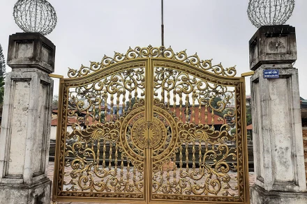 Bộ cổng mới của đình Tây Đằng. Ảnh: Nguyễn Đức Bình