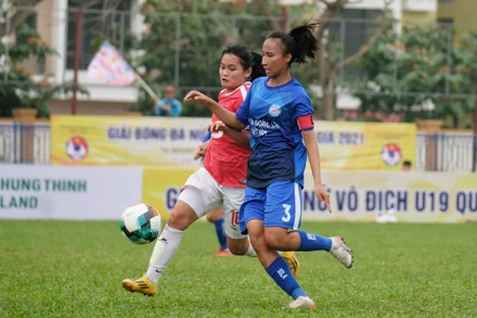 TKS Việt Nam (áo xanh) được đánh giá thực lực mạnh hơn Sơn La. (Ảnh: MINH HOÀNG) 