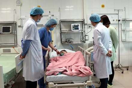 Các y, bác sĩ thăm khám cho bệnh nhân.