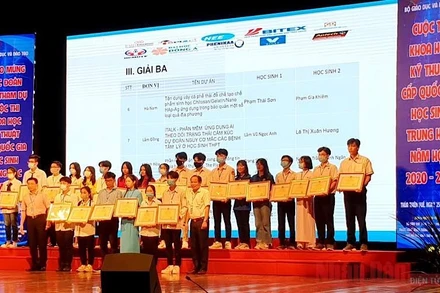 Trao thưởng cho các dự án đoạt giải tại Cuộc thi.