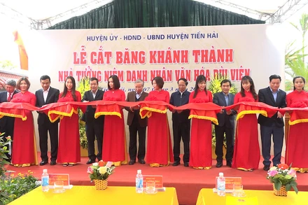 Các đại biểu thực hiện nghi thức cắt băng khánh thành.