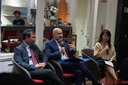 Đại sứ Italia tại Hà Nội Antonio Alessandro chia sẻ về Dante trong buổi lễ khai mạc.