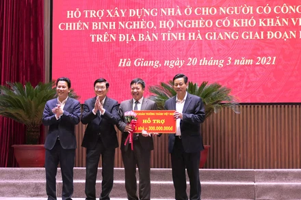 Nguyên Chủ tịch nước Trương Tấn Sang và lãnh đạo tỉnh Hà Giang cùng các tổ chức, cá nhân ủng hộ chương trình xóa nhà tạm.
