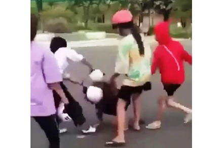 Bốn nữ sinh đánh bạn cùng trường gây bức xúc (ảnh cắt từ clip).