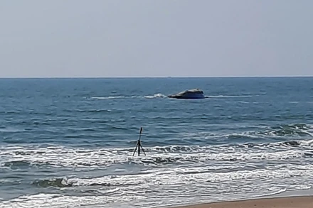 Hiện tàu trôi vào cách bờ 300m (Ảnh: CTV)