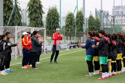 HLV Akira Ijiri gặp mặt các cầu thủ cùng ban huấn luyện trước buổi tập sáng 2-3. 