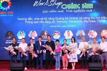 Lãnh đạo Sở Du lịch Quảng Bình tặng hoa cho những người nổi tiếng cho trên mạng xã hội đến chia sẻ kinh nghiệm quảng bá du lịch trên nền tảng số.