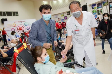 NS Xuân Bắc và TS Bạch Quốc Khánh cảm ơn người hiến máu tình nguyện. 