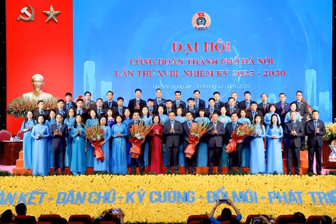 Ra mắt Ban Chấp hành Liên đoàn Lao động thành phố Hà Nội khóa XVIII.