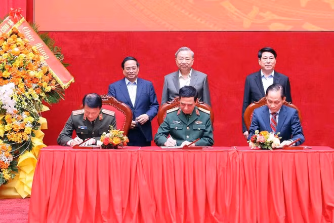 Tổng Bí thư Tô Lâm, Chủ tịch nước Lương Cường, Thủ tướng Chính phủ Phạm Minh Chính chứng kiến lễ ký Quy chế phối hợp.