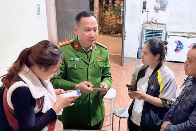 Công an Hà Nội tăng cường hướng dẫn người dân khai báo, làm sạch dữ liệu phương tiện và Giấy phép lái xe.