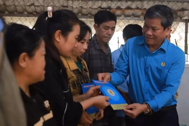Phó Chủ tịch Tổng Liên đoàn Lao động Việt Nam Huỳnh Thanh Xuân trao hỗ trợ đoàn viên, người lao động bị ảnh hưởng thiên tai.
