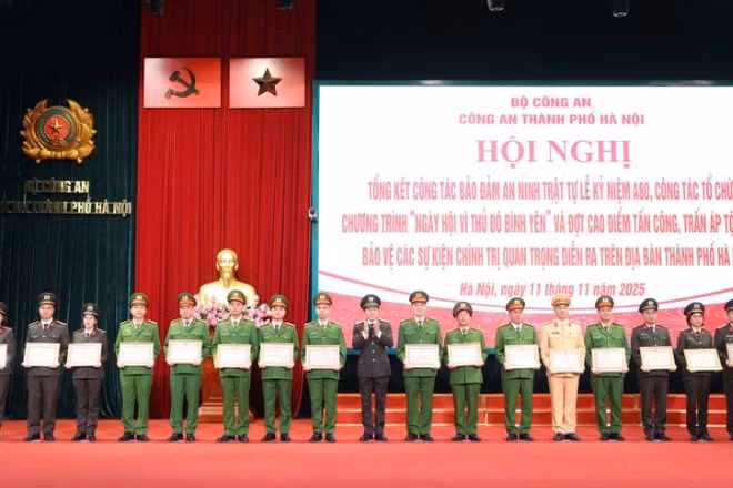 Đại tướng Lương Tam Quang trao Bằng khen của Bộ Công an cho các tập thể, cá nhân có thành tích xuất sắc.