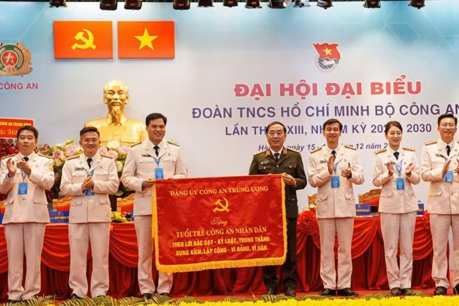 Thứ trưởng Trần Quốc Tỏ trao bức trướng của Đảng ủy Công an Trung ương tặng tuổi trẻ Công an nhân dân.