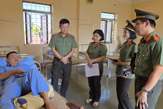 Phó Giám đốc Công an tỉnh Thái Nguyên thăm hỏi, động viên Đại úy Dương Quang Huy.