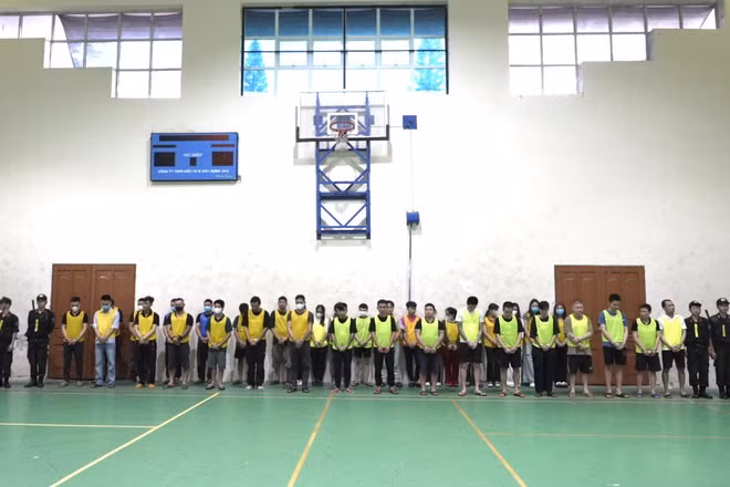 Các đối tượng trong đường dây lừa đảo xuyên biên giới bị Công an tỉnh Cao Bằng bắt giữ.