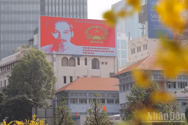 Thành phố Hồ Chí Minh rực rỡ cờ hoa trước ngày hội non sông.