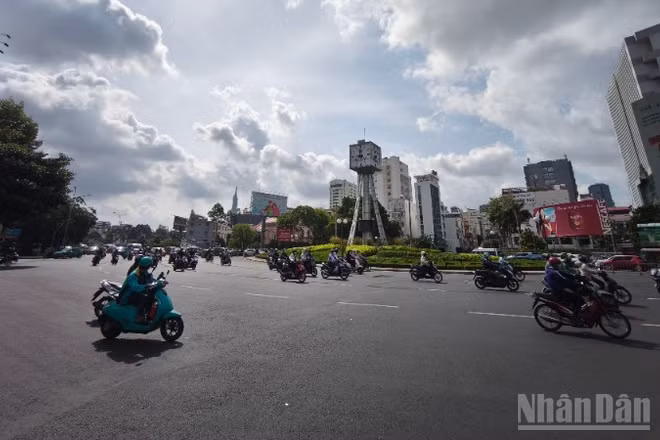 Khu vực vòng xoay Điện Biên Phủ thông thoáng sau khi được đặt dãy phân cách cứng biến thành đường 2 chiều. (Ảnh: TÙNG ANH)