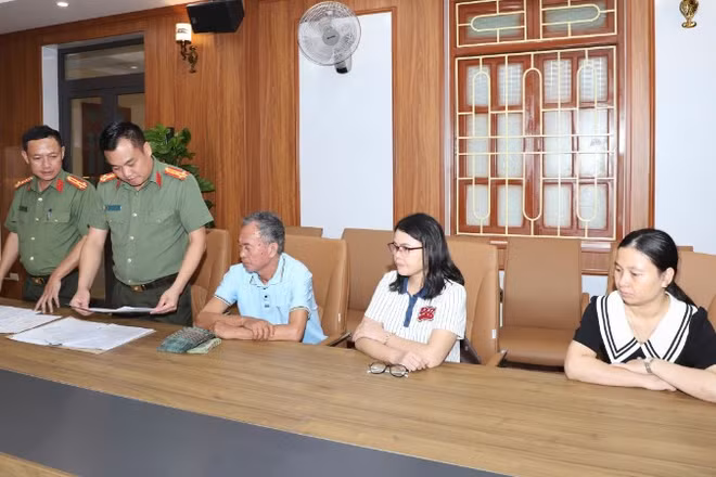  Cán bộ Phòng An ninh kinh tế Công an tỉnh làm việc với các đối tượng.