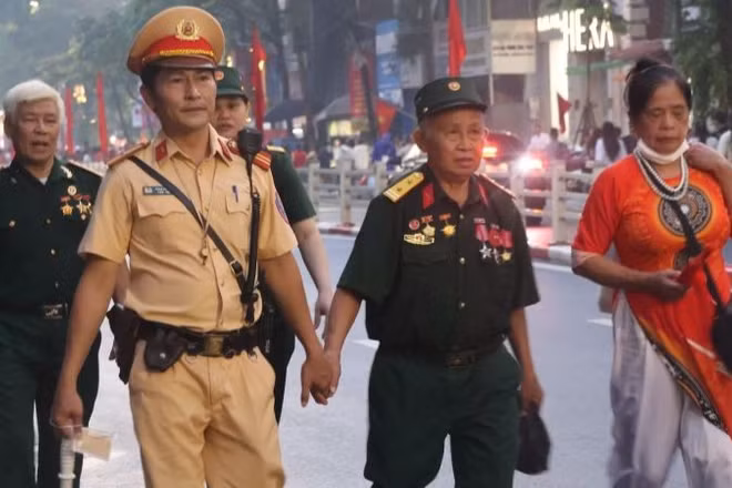 Lực lượng cảnh sát giao thông giúp đỡ nhân dân trong ngày Lễ kỷ niệm 80 năm Cách mạng Tháng Tám thành công và Quốc khánh 2/9.