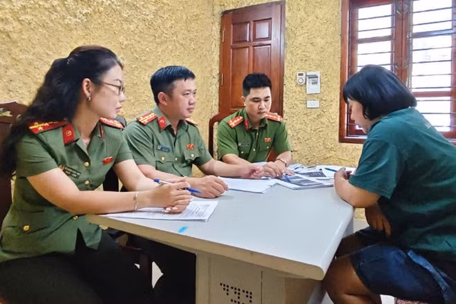 Phan Hạnh Thương tại cơ quan công an.