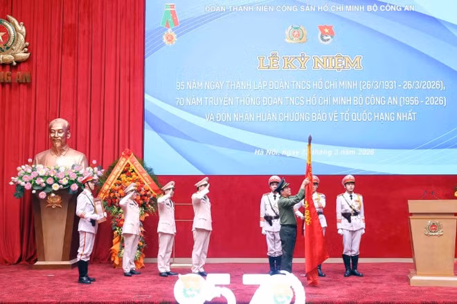 Đại tướng Lương Tam Quang gắn Huân chương Bảo vệ Tổ quốc hạng Nhất tặng thưởng Đoàn TNCS Hồ Chí Minh Bộ Công an.