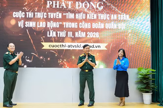 Các đại biểu thực hiện nghi thức phát động Cuộc thi.