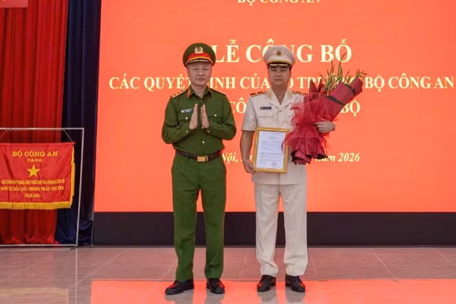 Thượng tướng Nguyễn Ngọc Lâm trao quyết định điều động, bổ nhiệm Thiếu tướng Dương Đức Hải.