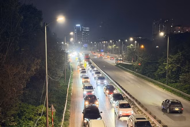 Nửa đêm ngày mùng 5 Tết lượng phương tiện tăng cao, đổ về thành phố Hà Nội.