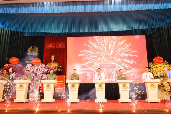 Các đại biểu thực hiện nghi thức khai bút tại Trường Văn hóa Công an nhân dân I tại Thái Nguyên.