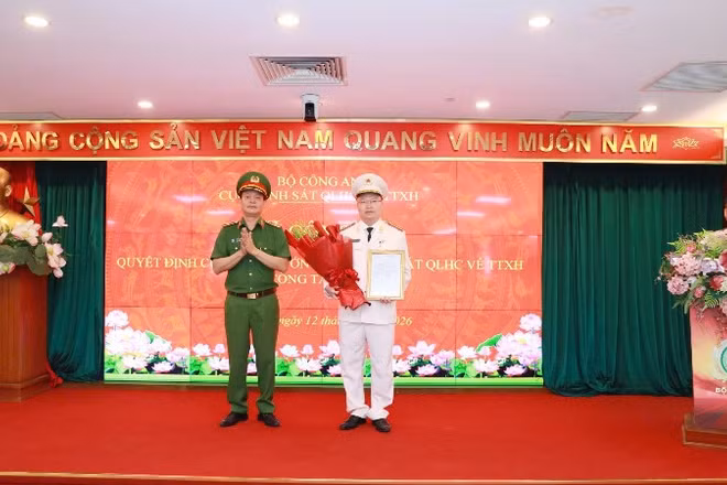 Thiếu tướng Vũ Văn Tấn chúc mừng Thiếu tá Nguyễn Quốc Huy nhận nhiệm vụ.