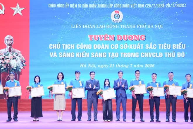 10 gương mặt cán bộ công đoàn xuất sắc tiêu biểu của công đoàn Thủ đô. (Ảnh: CHÁNH HỮU)
