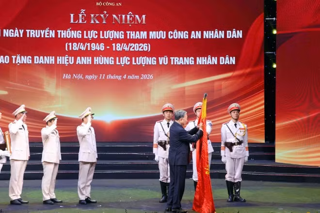 Tổng Bí thư, Chủ tịch nước Tô Lâm trao tặng danh hiệu “Anh hùng Lực lượng vũ trang nhân dân” tặng Văn phòng Bộ Công an.