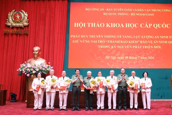 Bộ trưởng Lương Tam Quang và Thứ trưởng Phạm Thế Tùng tặng hoa các nhân chứng lịch sử là Anh hùng Lực lượng vũ trang nhân dân.