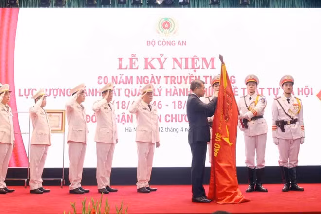 Thủ tướng Lê Minh Hưng gắn Huân chương Hồ Chí Minh lên Cờ truyền thống của lực lượng cảnh sát quản lý hành chính về trật tự xã hội.