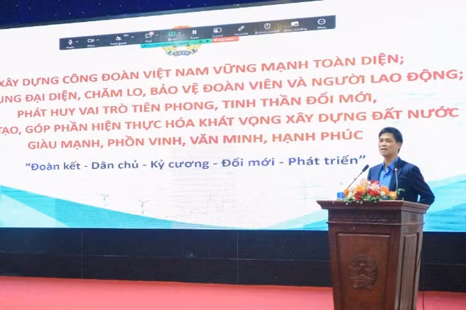 Đồng chí Ngọ Duy Hiểu, Phó Bí thư Thường trực Đảng ủy, Phó Chủ tịch Thường trực Tổng Liên đoàn Lao động Việt Nam, phát biểu tại hội nghị.