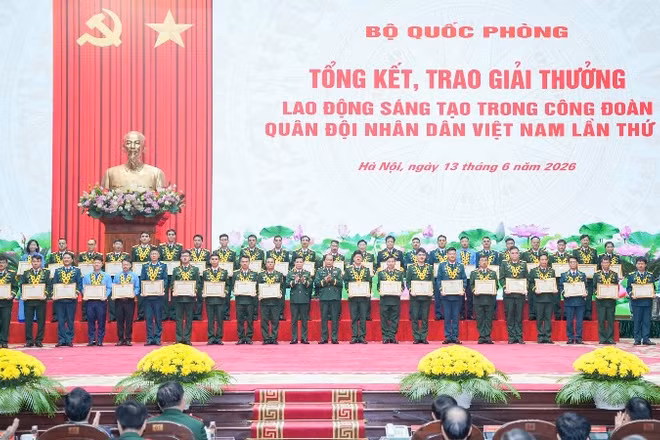 Trao chứng nhận cho 99 công trình được nhận giải thưởng Lao động sáng tạo.