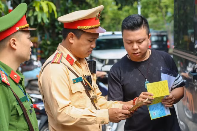Siết chặt quản lý hoạt động vận tải hành khách theo hợp đồng.