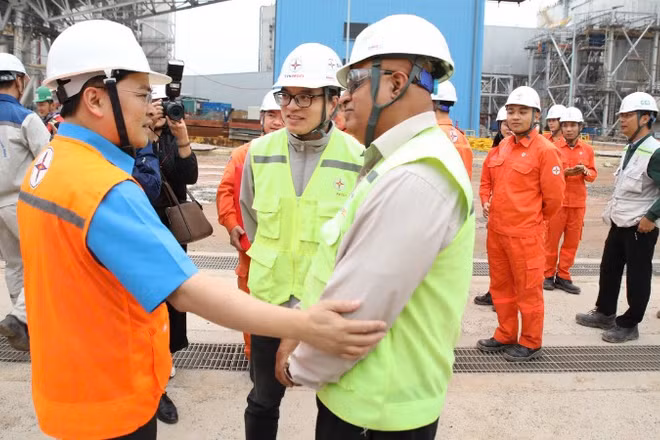 Chủ tịch Tổng Liên đoàn Lao động Việt Nam Nguyễn Anh Tuấn thăm và động viên người lao động Trung tâm Điện lực Quảng Trạch (tỉnh Quảng Trị).
