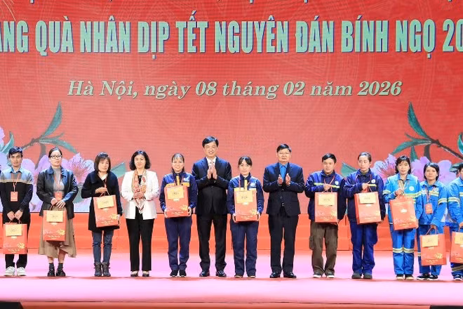 Các đồng chí lãnh đạo Trung ương, Thành phố Hà Nội trao quà Tết tặng công nhân, lao động Thủ đô.
