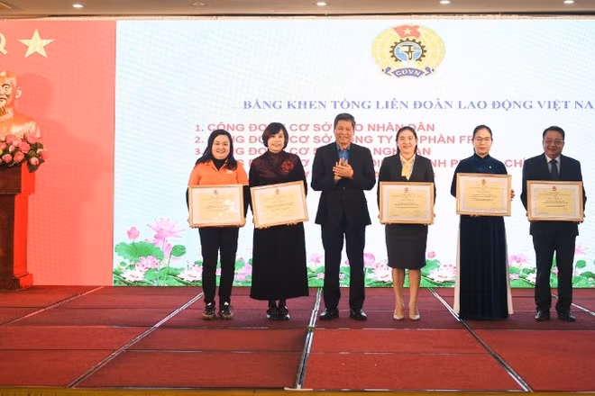 Đồng chí Huỳnh Thanh Xuân trao tặng Bằng khen của Tổng Liên đoàn Lao động Việt Nam tặng 5 tập thể trực thuộc Công đoàn Khoa học và Công nghệ Việt Nam.