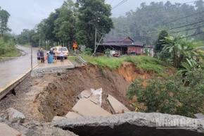 Hậu quả của cơn bão số 12 và hoàn lưu gây mưa lũ lớn những ngày qua tại khu vực Trung Bộ vẫn đang khiến ngành đường bộ căng mình khắc phục hậu quả.