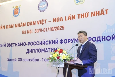 Chủ tịch Liên hiệp các tổ chức hữu nghị Việt Nam Phan Anh Sơn phát biểu tại phiên bế mạc Diễn đàn Nhân dân Việt-Nga lần thứ nhất. (Ảnh: Đinh Hòa)