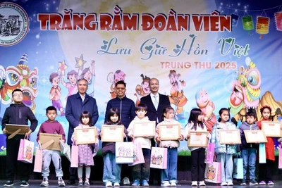 Ban tổ chức chương trình tặng quà cho các cháu thiếu nhi tại Tết Trung thu cộng đồng 2025. (Ảnh: Đại sứ quán Việt Nam tại Hungary)