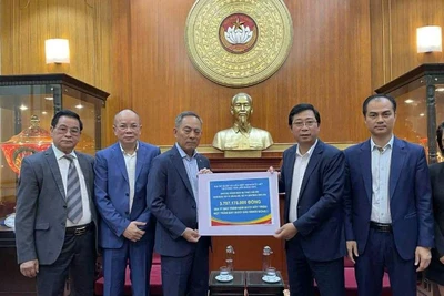 Ông Nguyễn Văn Hiền, Chủ tịch Danh dự của Liên hiệp Hội người Việt Nam tại Đức, đã đại diện cộng đồng người Việt tại Đức trao toàn bộ số tiền quyên góp tới Ủy ban Trung ương Mặt trận Tổ quốc Việt Nam.