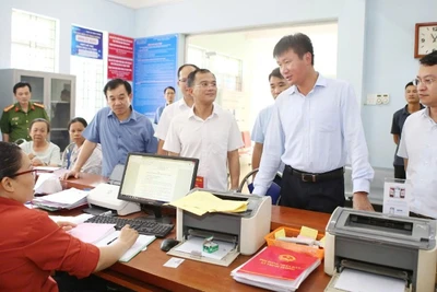 Chủ tịch Ủy ban nhân dân tỉnh Trần Huy Tuấn (thứ hai từ phải sang) kiểm tra việc thực hiện nhiệm vụ tại Trung tâm Phục vụ hành chính công xã Trịnh Tường. (Ảnh: Cổng thông tin điện tử tỉnh Lào Cai)