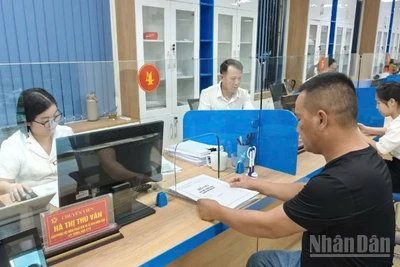 Người dân đến làm thủ tục tại Trung tâm Phục vụ hành chính công phường Yên Bái, tỉnh Lào Cai. 