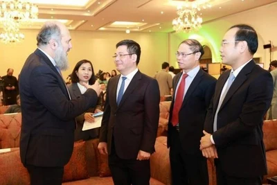 Bộ trưởng Công thương Nguyễn Hồng Diên trao đổi với Bộ trưởng Thương mại Pakistan Jam Kamal Khan. (Ảnh: Báo Công thương)